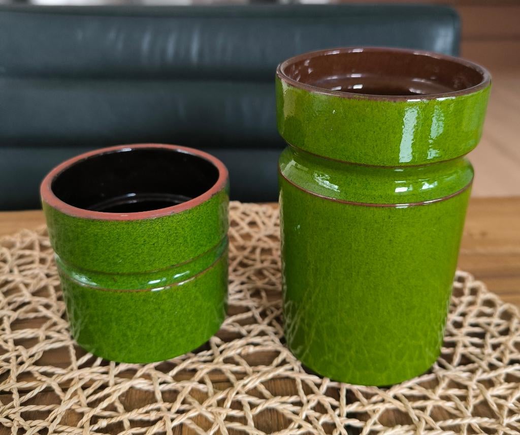 2 leuke vaasjes, Aardewerk of Porselein, Ophalen of Verzenden, Zo goed als nieuw, Minder dan 50 cm