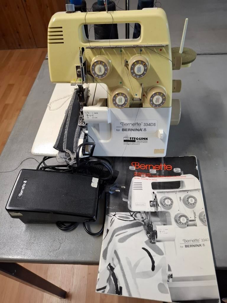 Bernette 334DS lockmachine - Goede staat, Hobby en Vrije tijd, Naaimachines en Toebehoren, Gebruikt, Lockmachine, Bernina, Ophalen