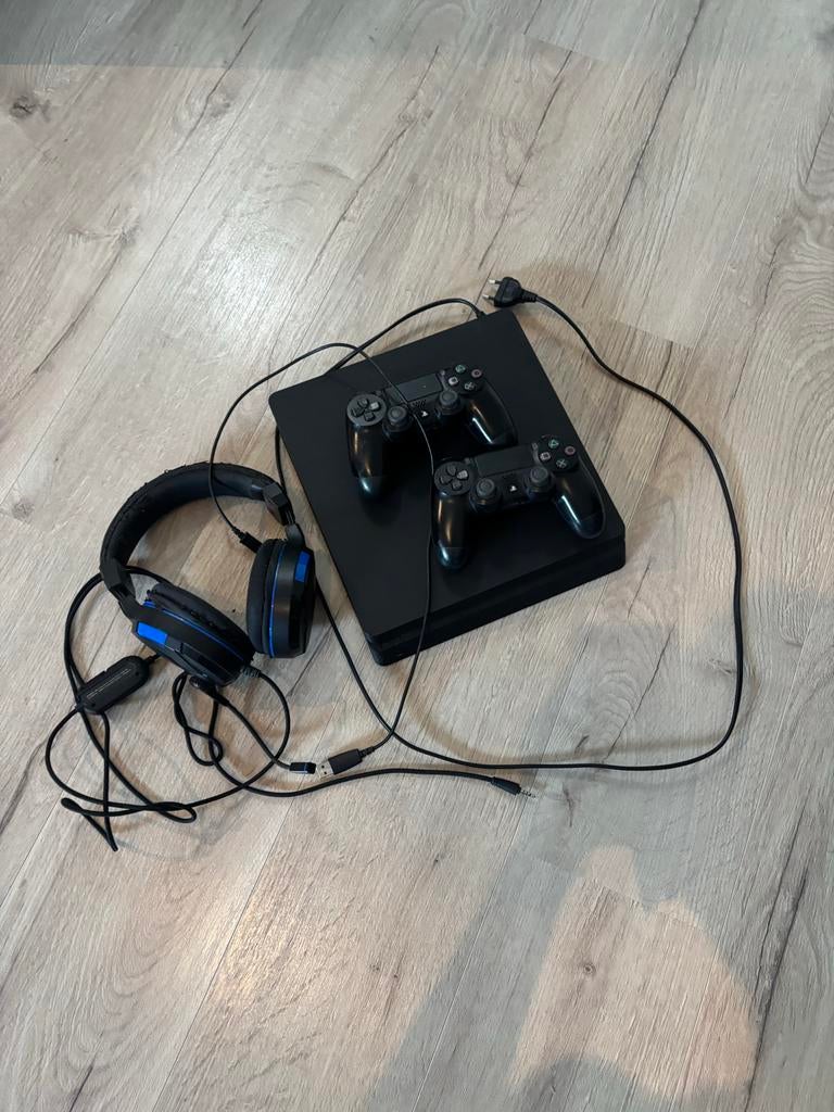 PlayStation 4 met 2 controllers en headset, Ophalen of Verzenden, Gebruikt, Met 2 controllers, Slim