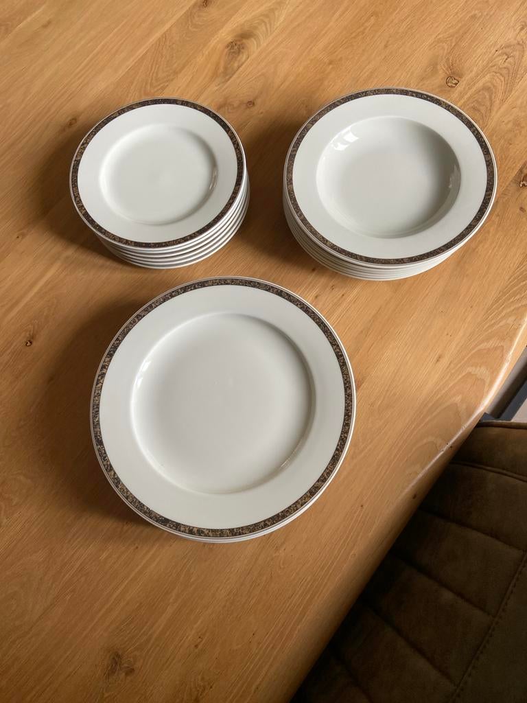 Mosa Maastricht borden met randdecoratie, Gebruikt, Keramiek, Ophalen of Verzenden, Bord(en)