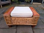 Gevlochten rotan zitbankje / poef / voetenbankje, Huis en Inrichting, Banken | Voetenbanken en Poefen, Ophalen, Gebruikt, 50 tot 75 cm