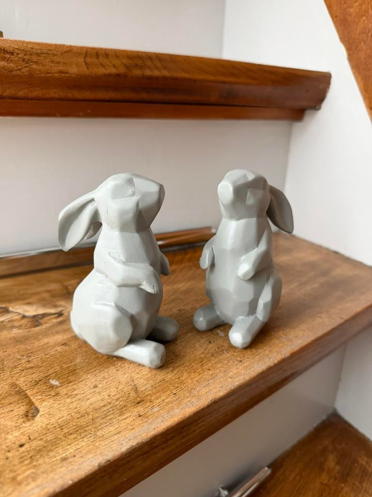 2x Paashaas beeldje grijs, Ophalen of Verzenden, Zo goed als nieuw