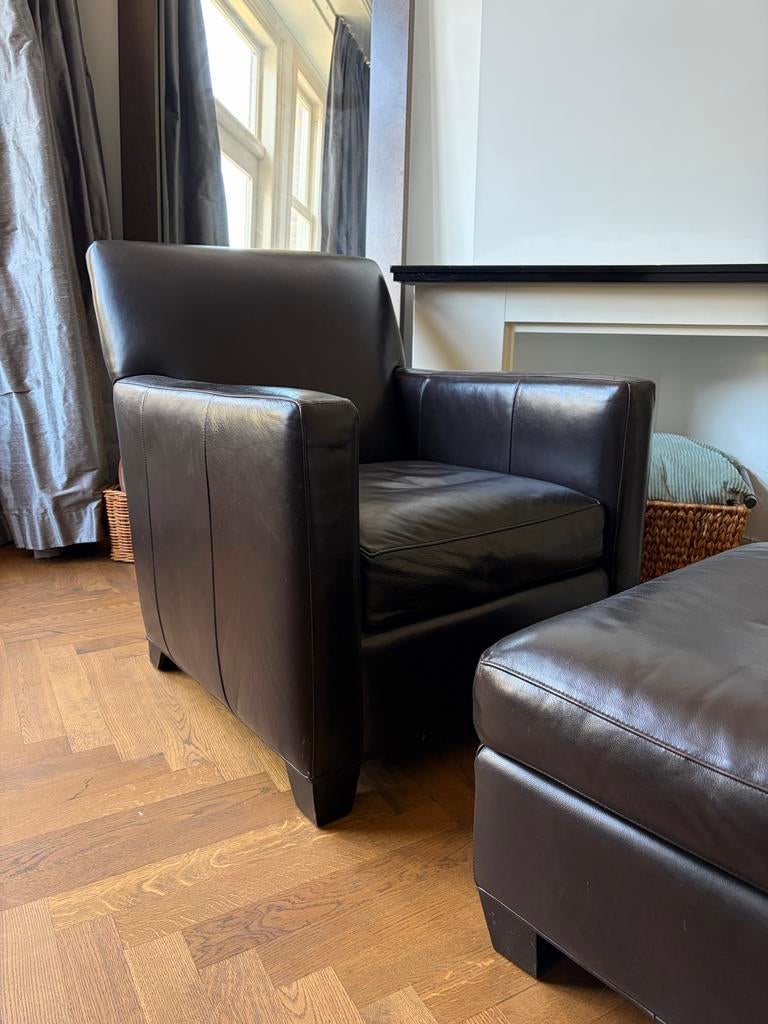 Leren fauteuil en ottoman van Crate and Barrel, Huis en Inrichting, Ophalen, Gebruikt, Leer, 75 tot 100 cm