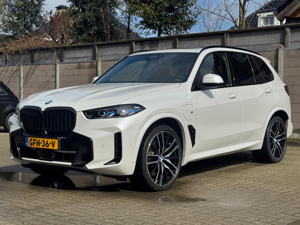 BMW X5 Xdrive50e 490pk Aut 2023 Wit, Auto's, BMW, X5, 2395 kg, Wit, Plug-in hybride