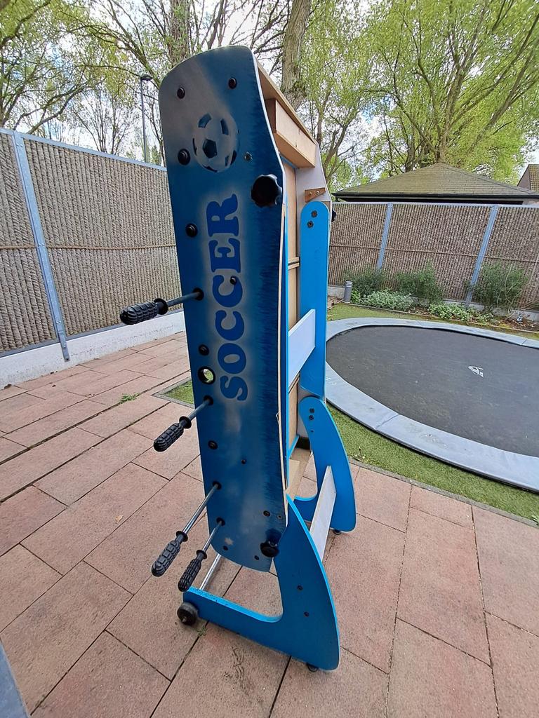 Opklapbare en verrijdbare voetbaltafel met 2 ballen, Ophalen, Gebruikt