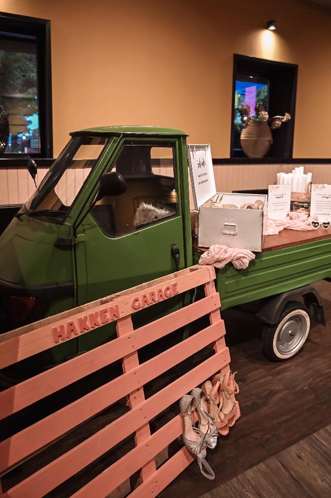 HAKKEN GARAGE - Bruiloft / festival / event, Hobby en Vrije tijd, Feestartikelen, Zo goed als nieuw, Versiering, Geboorte of Huwelijk