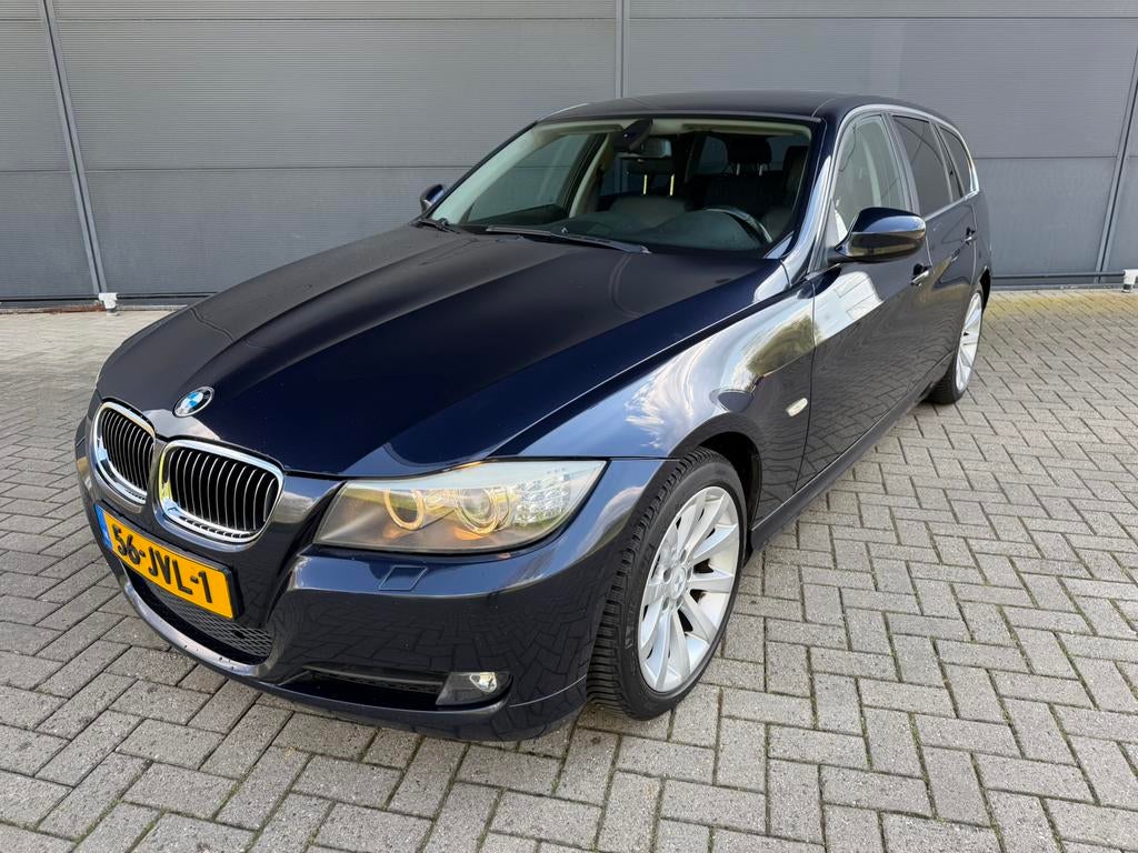 BMW 3-Serie 3.0 I 330 Xdrive Touring AUT 2009 NAP XENON LEER, Auto's, BMW, Automaat, 1800 kg, Zwart, Blauw