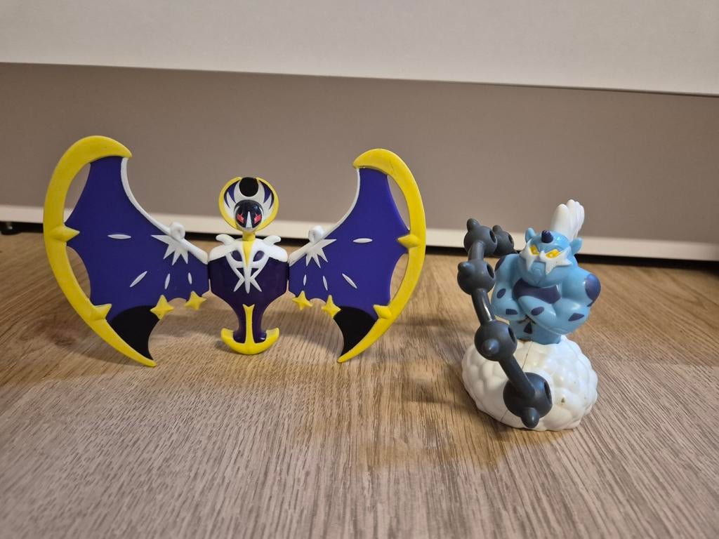 Pokemon mcdonalds speeltjes lunala en thundurus, Verzamelen, Poppetjes en Figuurtjes, Ophalen of Verzenden, Zo goed als nieuw