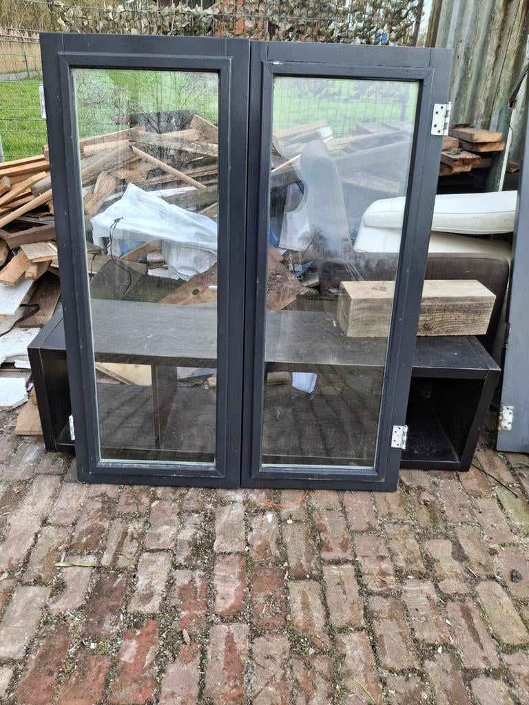 Twee ramen met hardhouten kozijn 105 x 130, Doe-het-zelf en Verbouw, Glas en Ramen, Ophalen, Gebruikt, Gevelraam of Ruit