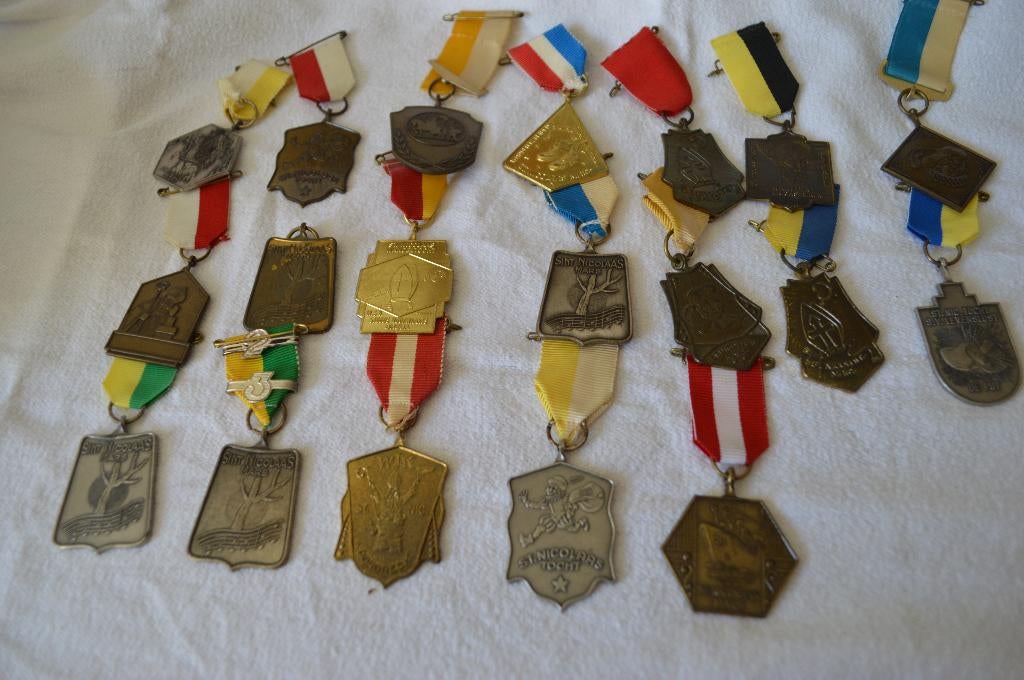 19 mooie vintage Sinterklaas medailles, Ophalen of Verzenden, Overige materialen, Nederland