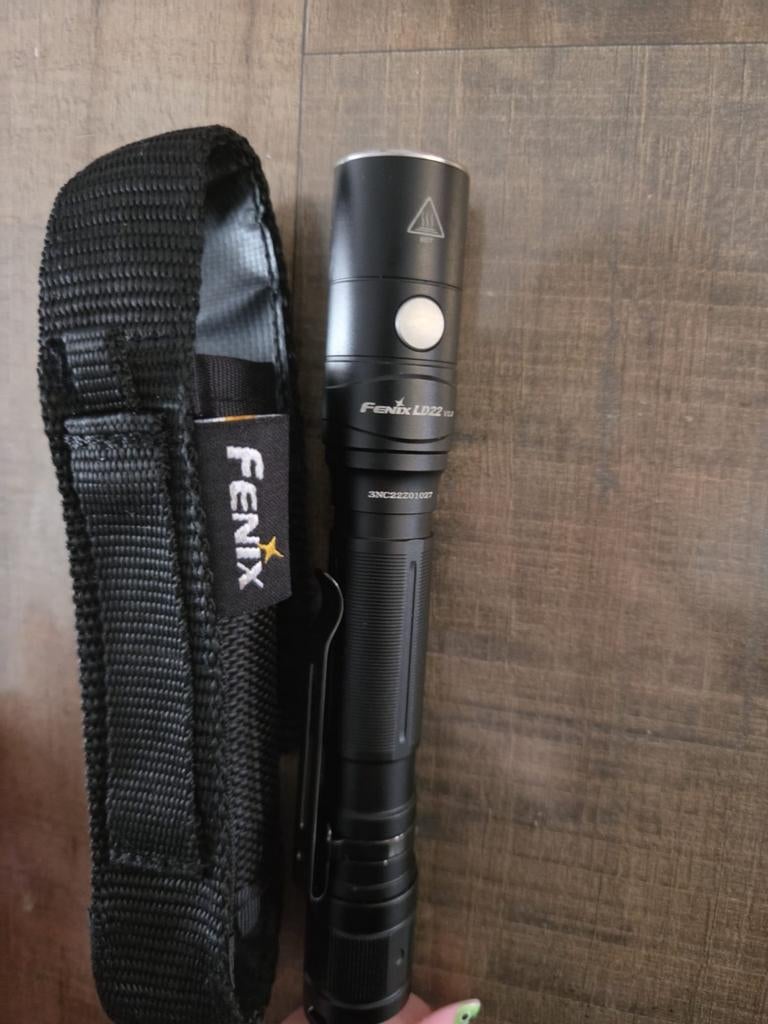 Fenix LD22 V2.0 zaklamp met holster, Caravans en Kamperen, Ophalen of Verzenden, Zo goed als nieuw, Batterij