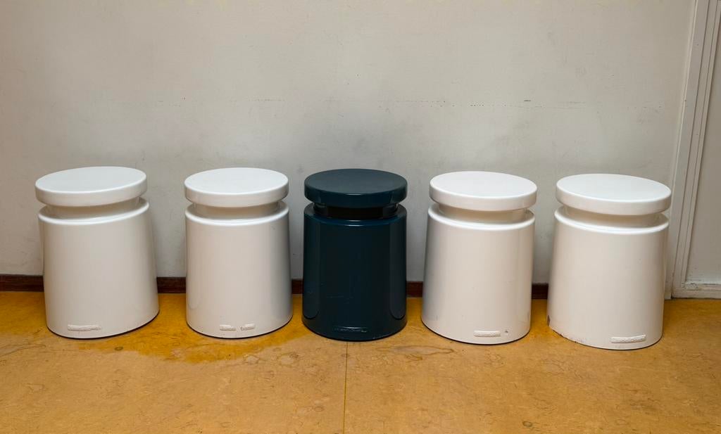 Set van 5 – Henry Dean Tsjomoloenga stools, Huis en Inrichting, Ophalen of Verzenden, Gebruikt, Kunststof
