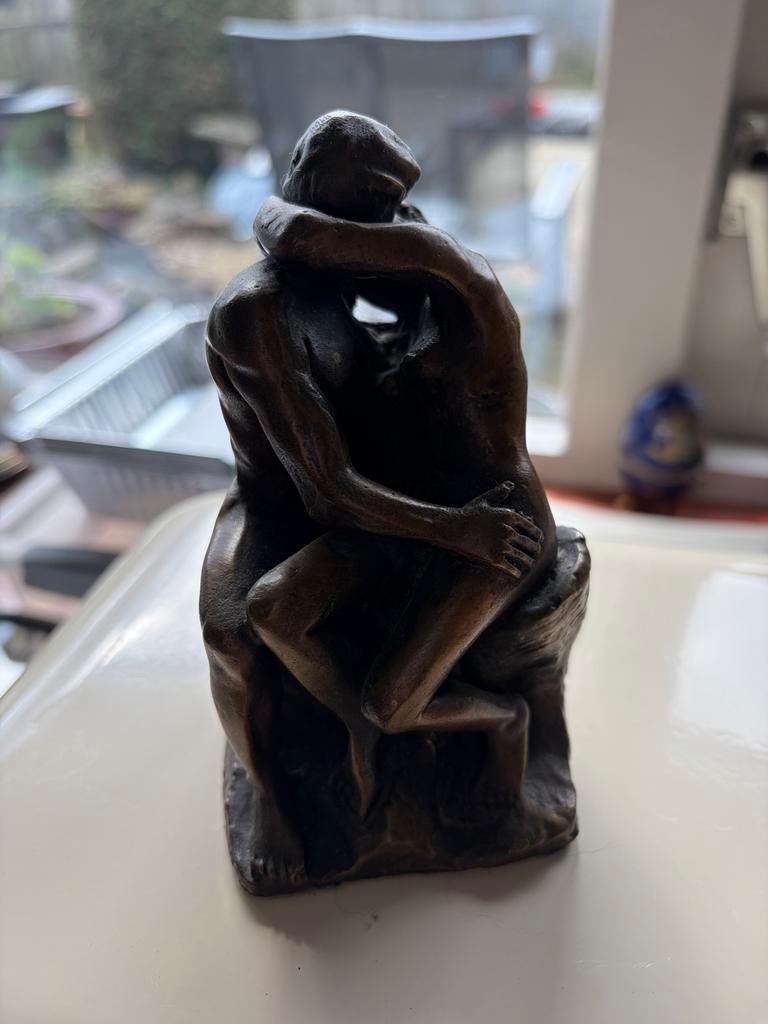 Bronzen beeld 'De Kus' - Romantische sculptuur, Groep mensen, Minder dan 20 cm, Ophalen of Verzenden, Beeld