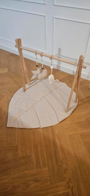 Beige Baby Gym met Speelkleed beschikbaar voor biedingen