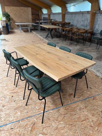 Eettafel met eikenhouten boomstamblad beschikbaar voor biedingen