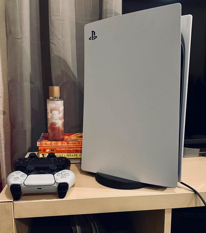 PS5 + 2 controllers, Spelcomputers en Games, Games | Sony PlayStation 5, Zo goed als nieuw, Ophalen