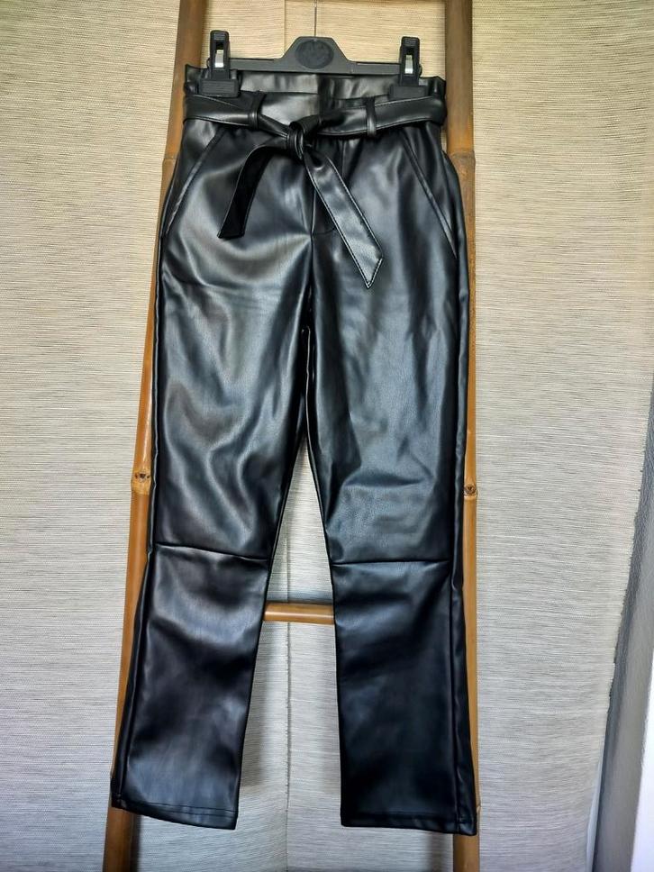 Lederlook broek maat 134, Kinderen en Baby's, Kinderkleding | Maat 134, Zo goed als nieuw, Meisje, Broek, Ophalen of Verzenden