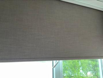 Geblindeerd rolgordijn, taupe kleur hoog 1,40 m breed 1,66 m beschikbaar voor biedingen