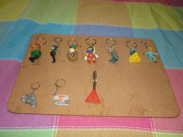 10 Stuks diverse sleutelhangers in goede staat beschikbaar voor biedingen