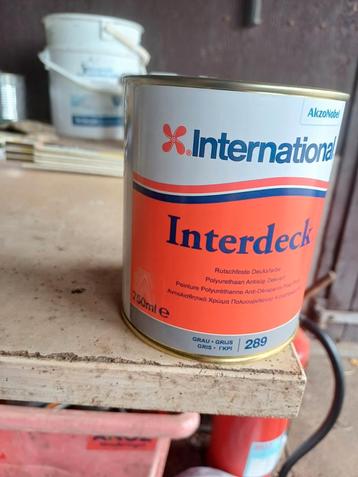 750 ml-blik grijze dekverf (international interdeck)  beschikbaar voor biedingen