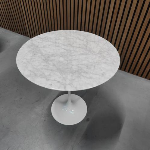 Knoll Saarinen Low Table - Bijzettafel Statuarietto 51cm, Huis en Inrichting, Tafels | Bijzettafels, Nieuw, Rond, 45 tot 60 cm