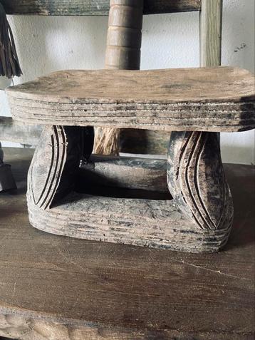 Authentieke Afrikaanse Dogon stool beschikbaar voor biedingen