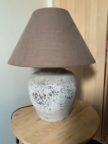Mooie lamp met zware stenen voet beschikbaar voor biedingen