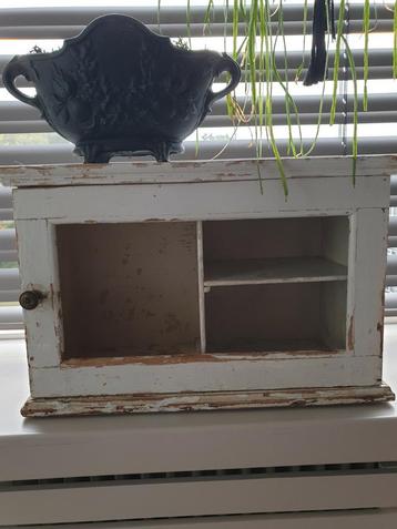 Brocant planken kastje beschikbaar voor biedingen