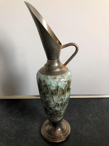 Sierlijke kleine schenkkan beschikbaar voor biedingen