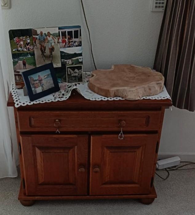 Klein houten kastje met lade en deurtjes, Huis en Inrichting, Kasten | Dressoirs, Gebruikt, Minder dan 50 cm, 25 tot 50 cm, Met lade(s)