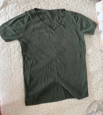 Green top size s beschikbaar voor biedingen