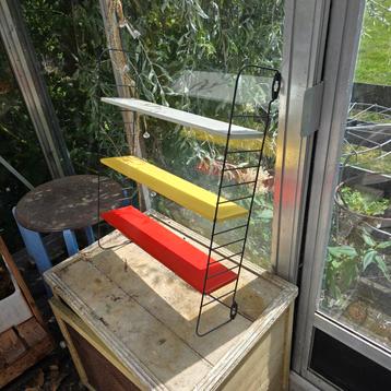 Tomado rek wit geel rood  beschikbaar voor biedingen