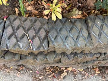 Gratis stenen gebroken gebruikt voor border tuin beschikbaar voor biedingen