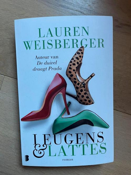 Lauren Weisberger - Leugens en lattes, Boeken, Chicklit, Zo goed als nieuw, Ophalen of Verzenden