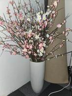 Witte hoge vaas met (nep) bloemen, Wit, Aardewerk of Porselein, Ophalen of Verzenden, Zo goed als nieuw