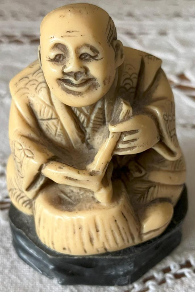 Gaaf Japans Netsuke op een donkere sokkel. Circa 1950, Antiek en Kunst, Kunst | Niet-Westerse kunst, Verzenden