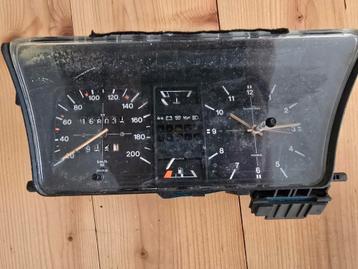 Kilometerteller unit voor een Volkswagen Golf 1 met klokje beschikbaar voor biedingen