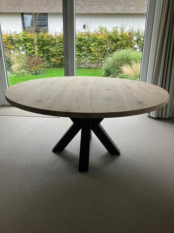 Ronde eikenhouten eettafel 160 cm | Stalen poten beschikbaar voor biedingen