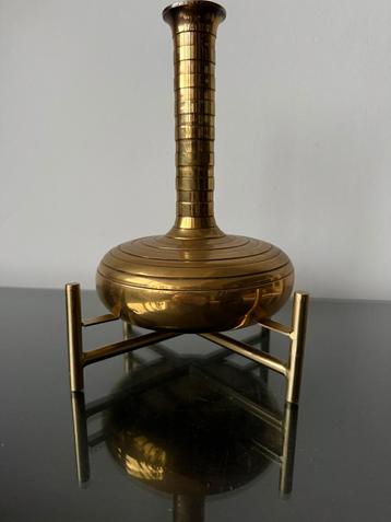 Bijzondere Art Deco vaas gedraaid koper op standaard beschikbaar voor biedingen