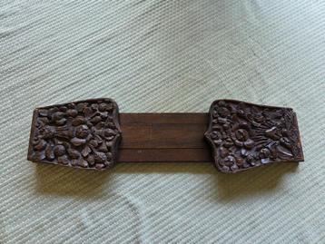 Antieke boekensteun beschikbaar voor biedingen