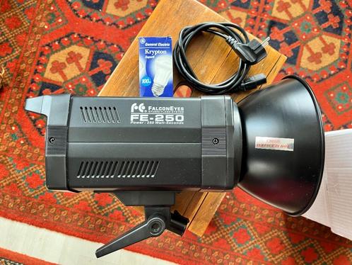 Falcon Eyes FE-250 flitser set, compleet, Audio, Tv en Foto, Fotografie | Flitsers, Zo goed als nieuw, Overige merken, Kantelbaar