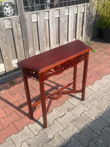 Houten Bijzettafel / Sidetable met Sierlijk Design beschikbaar voor biedingen