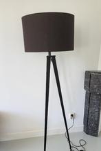Tripod lamp met zwarte poten en kap, Huis en Inrichting, Lampen | Vloerlampen, Ophalen, Hout, Modern klassiek, Zo goed als nieuw