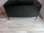 WOOOD New Gravure Tv Meubel - Grenen - Zwart - 56x100x44, Huis en Inrichting, Kasten | Televisiemeubels, Ophalen, 50 tot 100 cm
