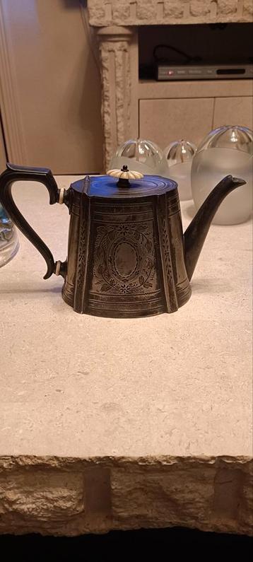 Antieke Engelse Theepot met Gravering beschikbaar voor biedingen