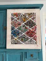 Speldjes jaren 60 in decoratieve lijst geprikt, Verzamelen, Speldjes, Pins en Buttons, Ophalen of Verzenden, Gebruikt, Overige onderwerpen