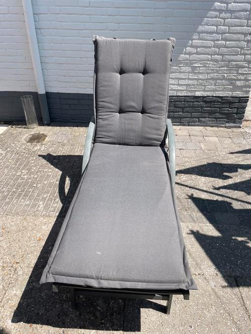 Le Sud lounge ligbed / ligstoel grijs met kussen, Tuin en Terras, Ligbedden, Gebruikt, Inklapbaar, Verstelbaar, Verrijdbaar, Ophalen