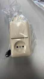 gira combi stopcontact zonder randaarde/wissel cremé opbouw, Ophalen of Verzenden, Nieuw