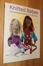Knitted Babes Five Dolls &Their Wardrobes - 91036, Ophalen of Verzenden, Zo goed als nieuw, Poppen maken