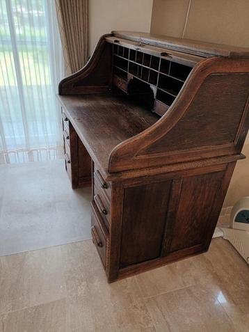 Ouderwets Bureau beschikbaar voor biedingen